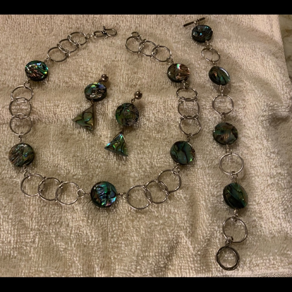 Vintage Beauty 💕 Matching Necklace Set.